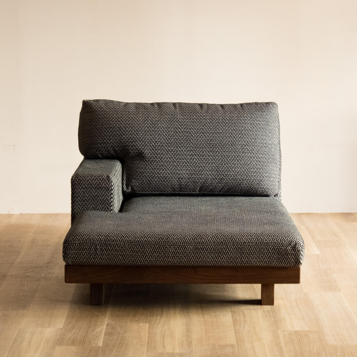 デニッシュ ワンアームカウチソファ (肘の向き座って右肘 樹種レッド