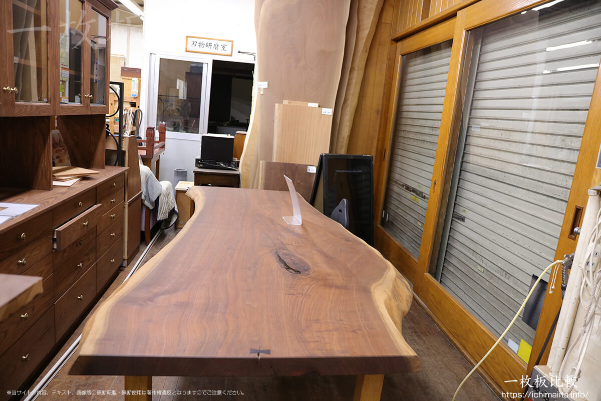 横浜クラシック家具の老舗、ノックオンウッドを訪問 | 無垢材とは | 一