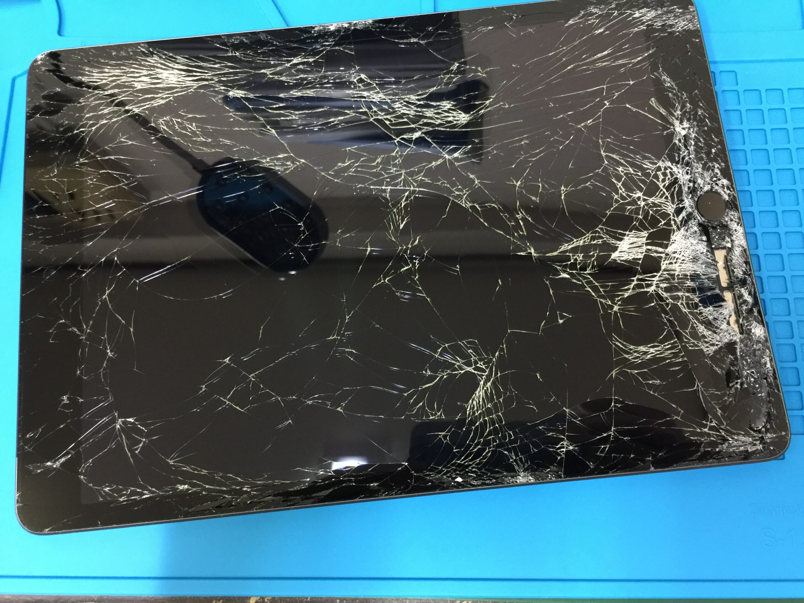 画面のガラスがバキバキにひび割れて穴が空いて本体内が見える状態の