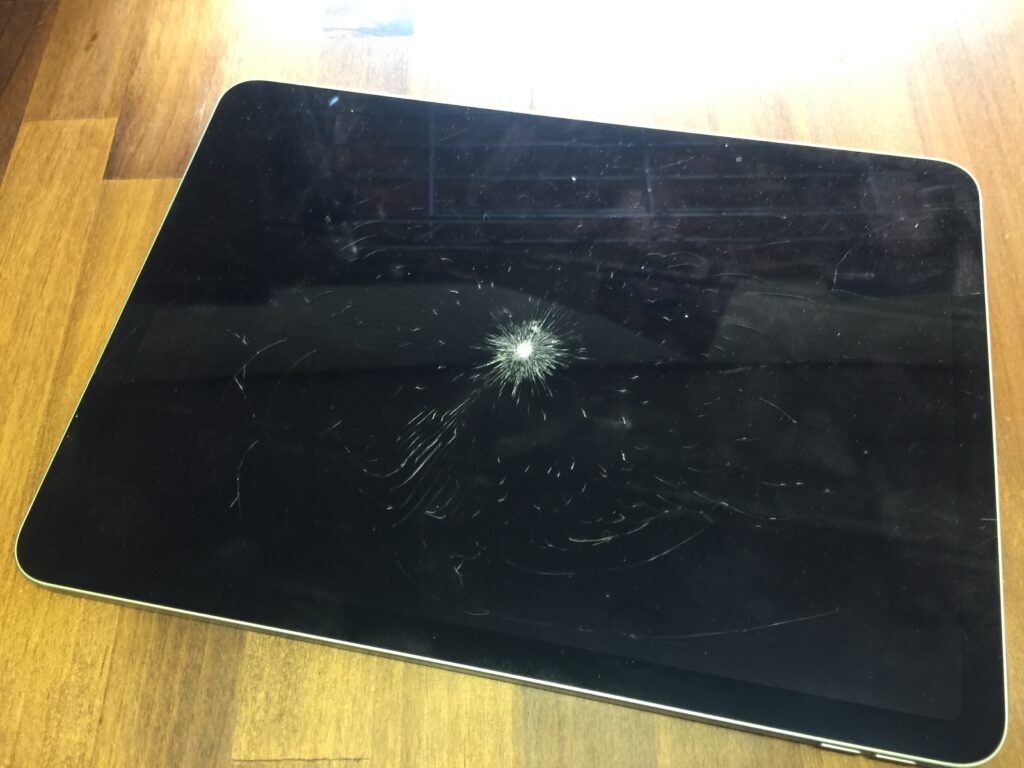 iPad Air 4 】画面に鉄球を落としたようなガラス割れのAir4を液晶交換