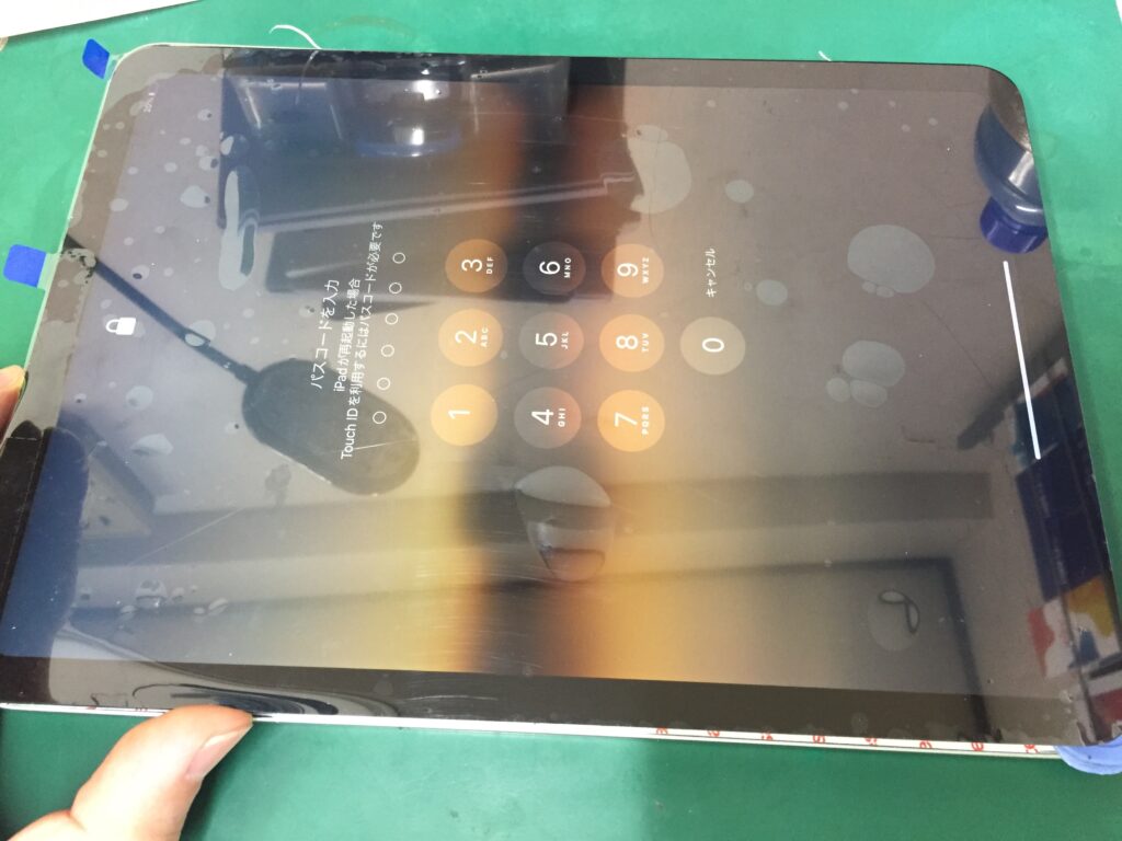 iPad Air 4 】画面に鉄球を落としたようなガラス割れのAir4を液晶交換