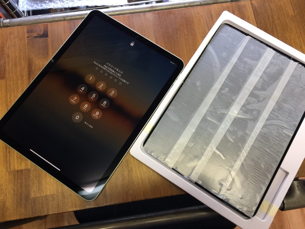 iPad Air 4 】画面に鉄球を落としたようなガラス割れのAir4を液晶交換