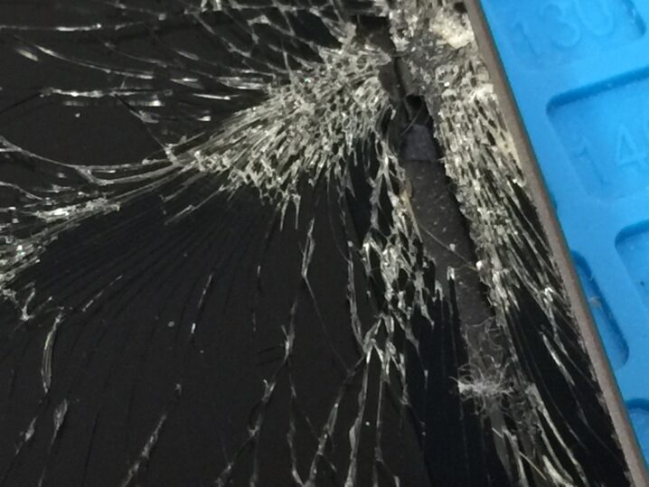 iPad Pro 11インチ初代】画面下のガラスが激しく割れて穴が空いて中が