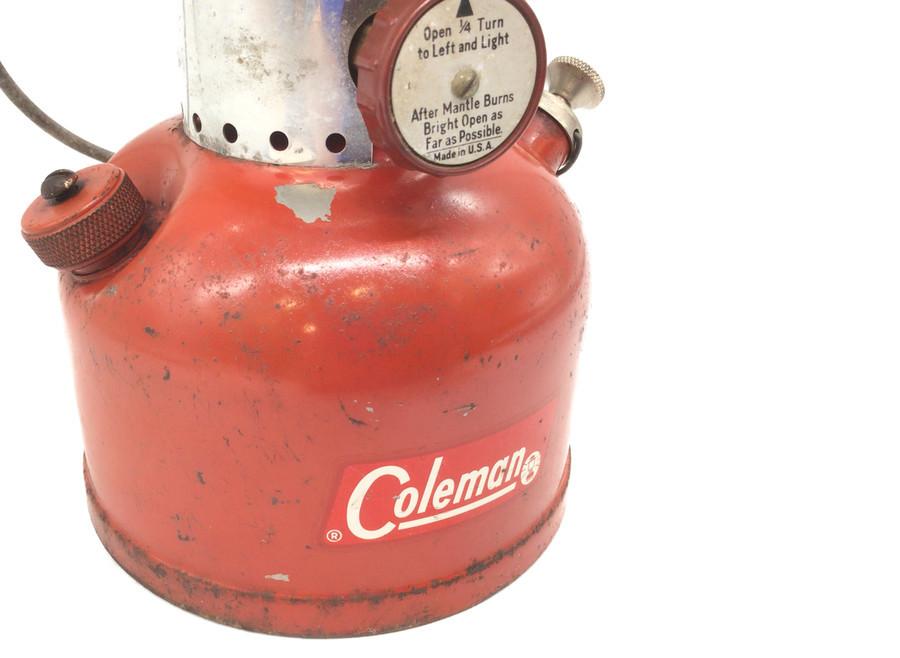 ヴィンテージランタンの王道。Coleman(コールマン)の200A レッド