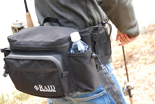 レイドジャパン バンクトレイル ブラック／シルバーロゴ: バッグ