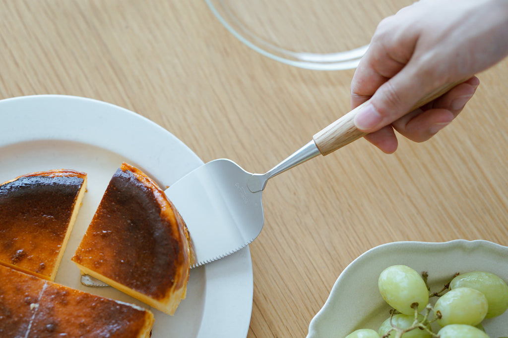 Bjorklund ケーキサーバー 三角/オーク ｜くらすこと公式オンラインストア