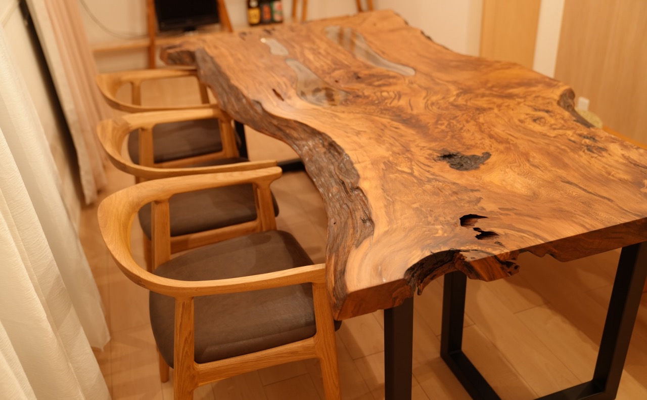 一枚板のテーブルに合う椅子を選ぶ際のポイントについて - ダイニング