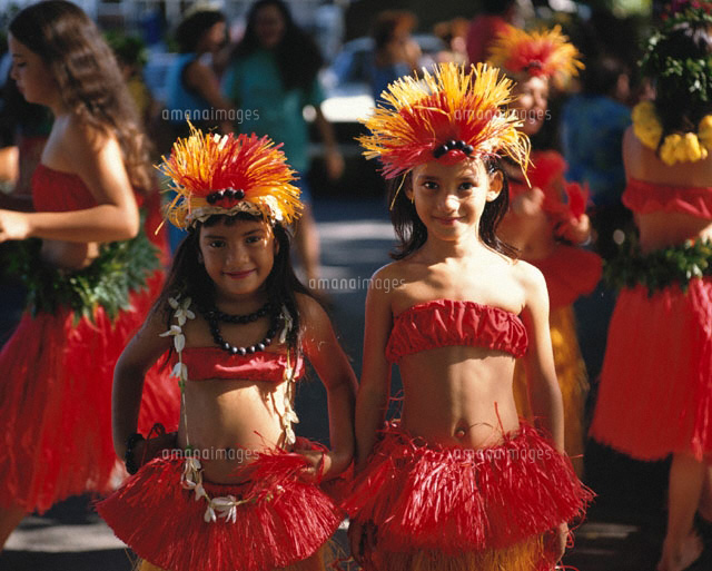 タヒチアンダンス衣装を着た2人の少女 パペーテ タヒチ[02065004174]の