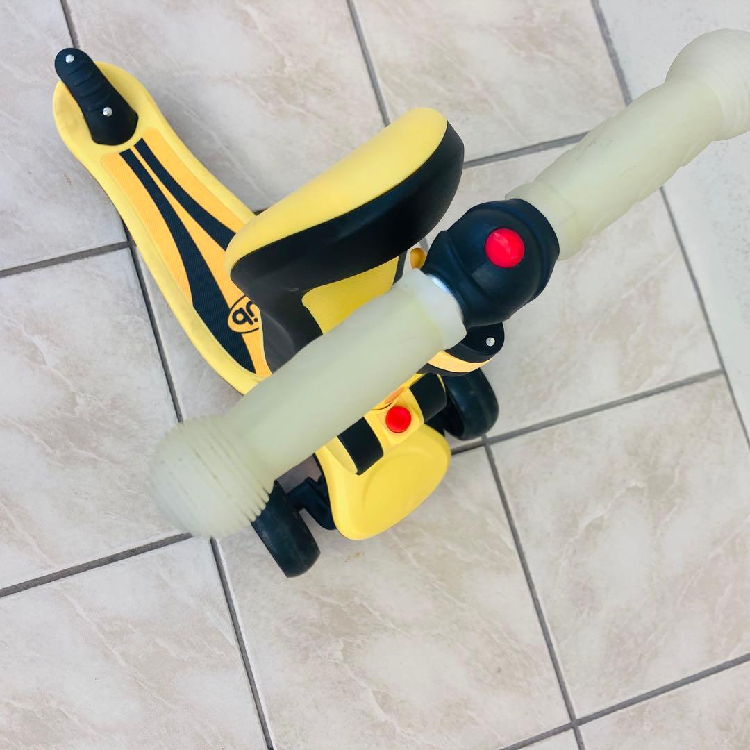 KÜB黄色い三輪スケーターホイール LEDライト 座ったり立ったりして乗れ