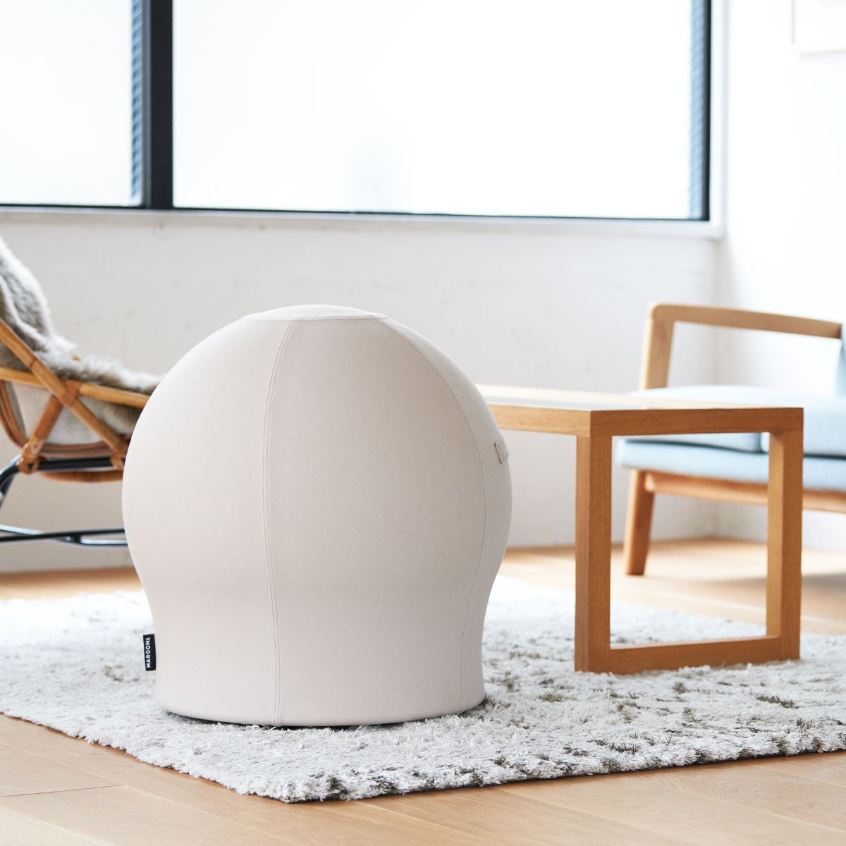 自宅やオフィスで！コアを鍛えるバランスボールチェアMAROOMS