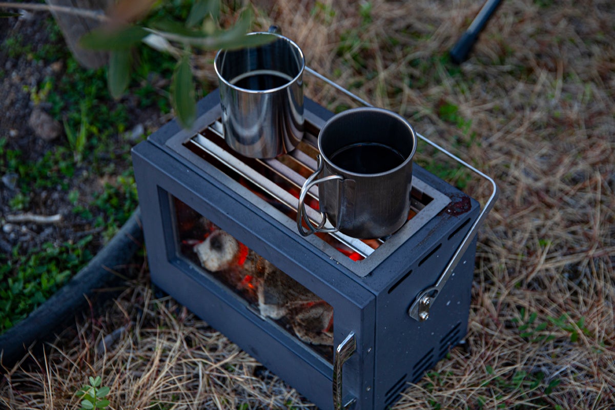 置けば、そこが暖炉の前になる。炭火を目で愉しむ、片手で連れ出せる