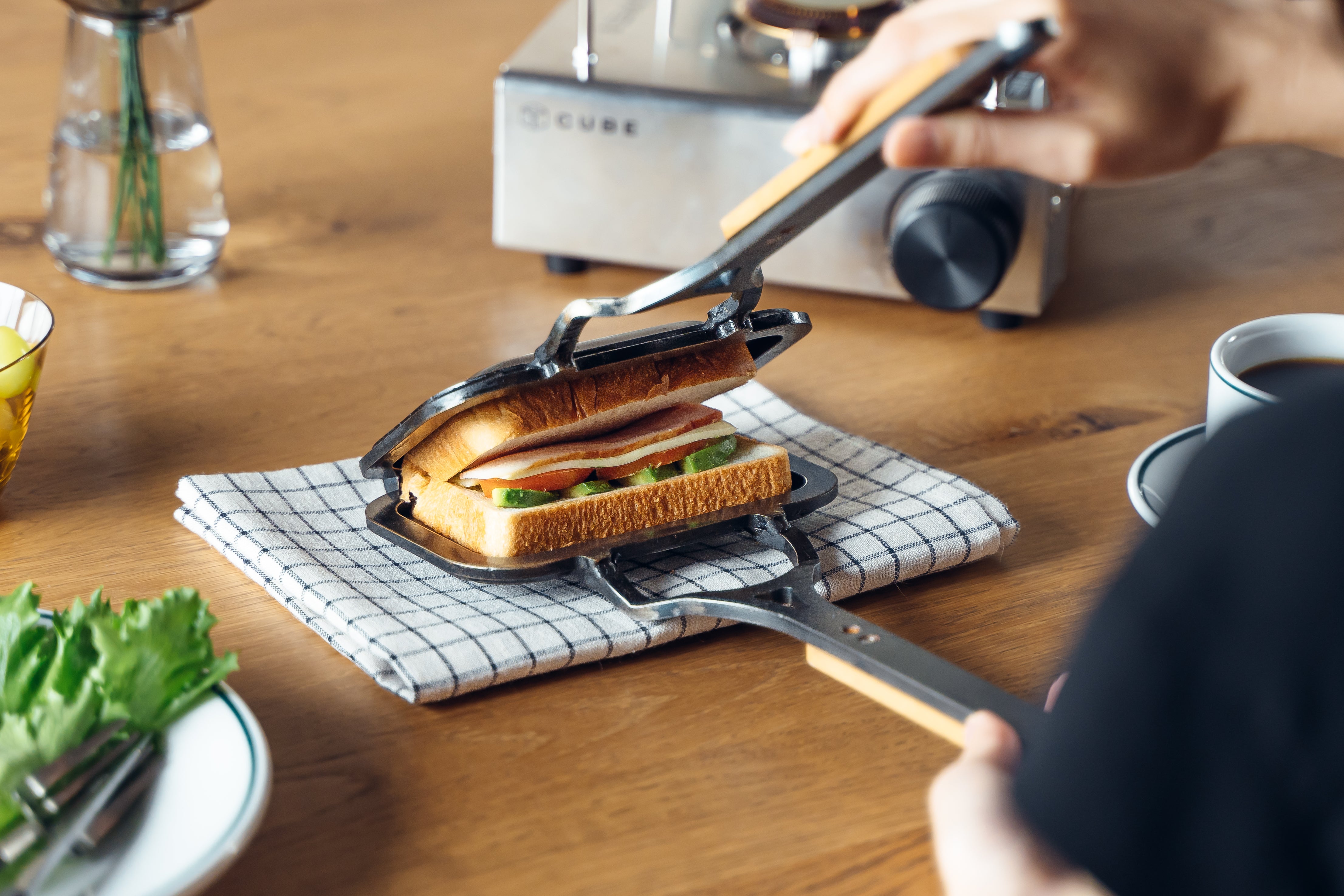 機能性とデザインを追求。感動的に美味しいホットサンドメーカー 黒皮