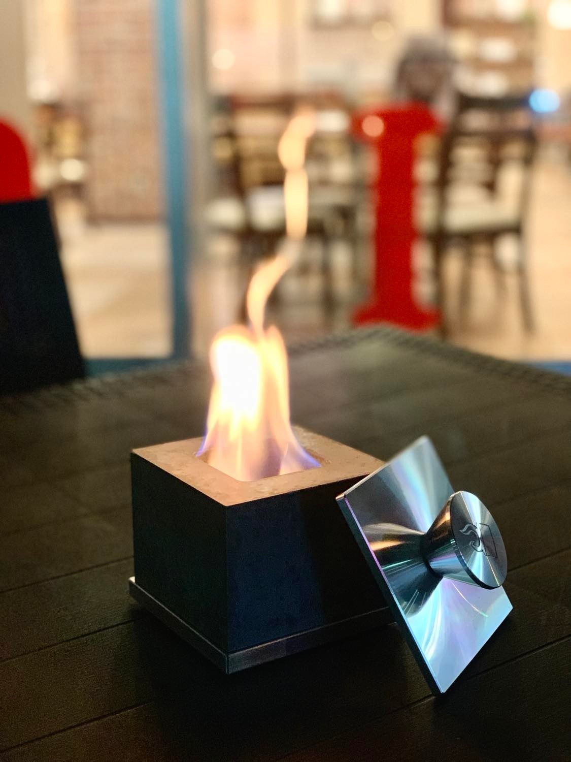 お家で今すぐ焚き火気分。室内で使えるコンパクト焚火台で「炎と暮らす