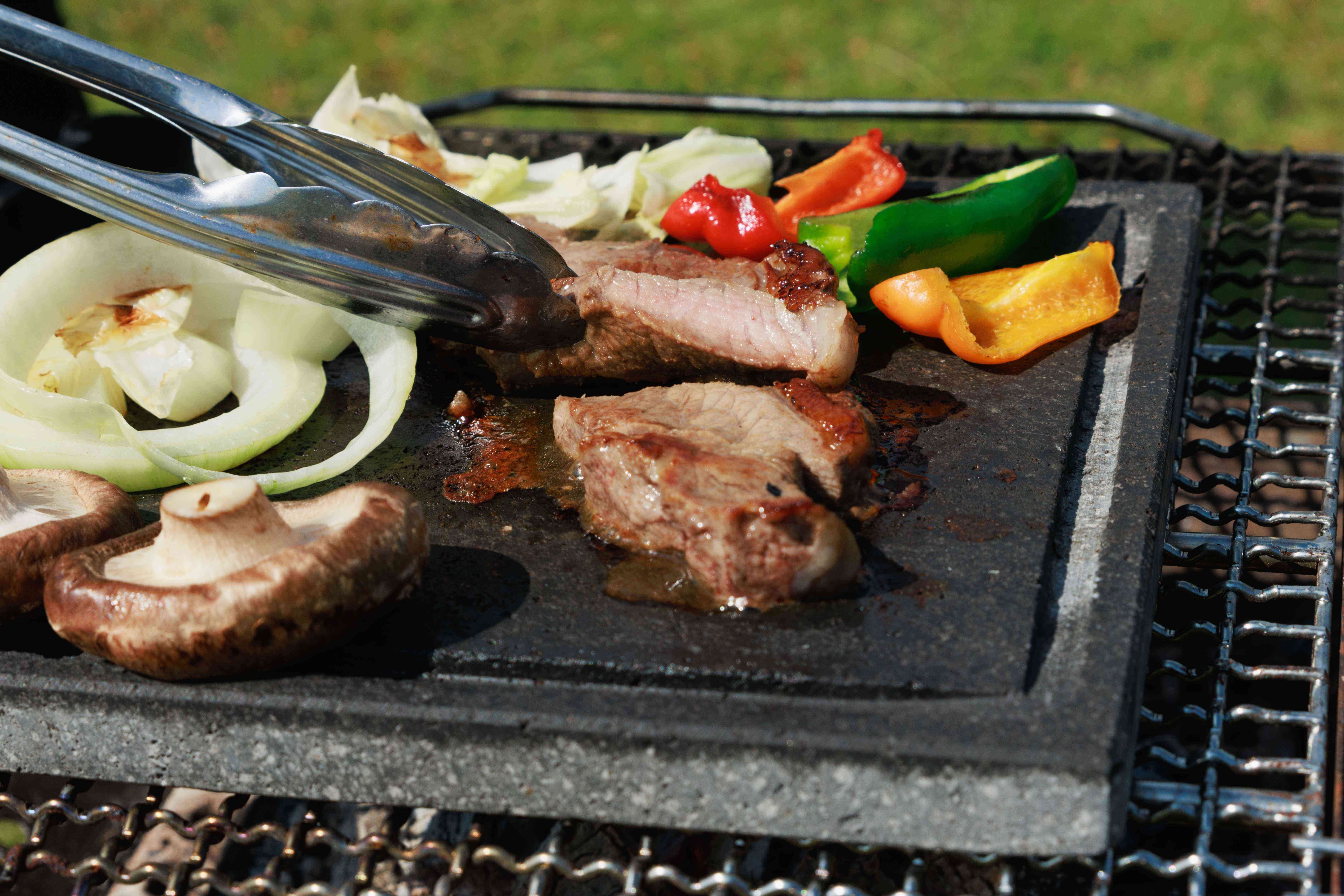 桜島の溶岩の気泡機構で お肉がヘルシーに美味しく焼ける「桜島溶岩