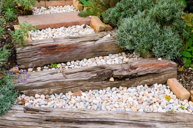 おしゃれな玄関アプローチ！枕木の種類や外構施工事例を紹介します