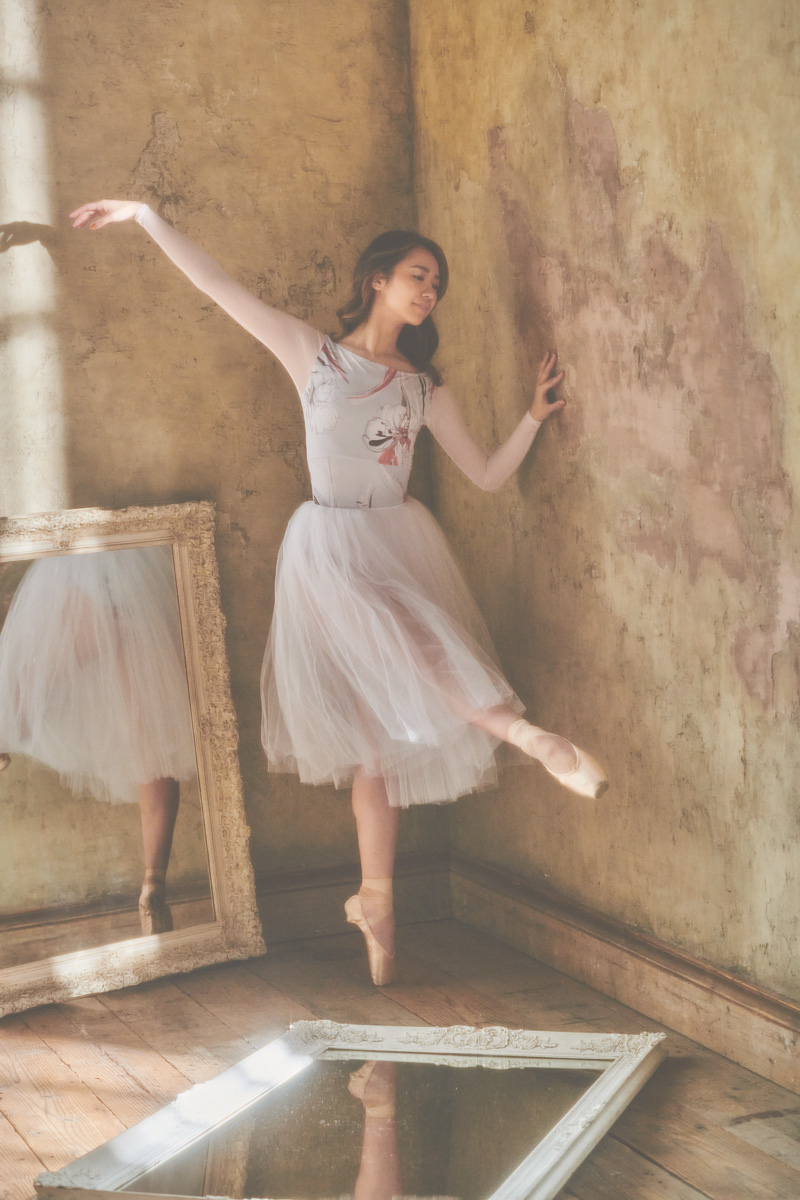 stina / type O square / shellgray-gray