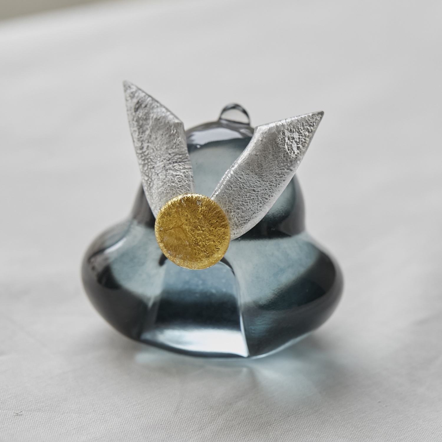 兜のオブジェ 杉台 グレー -手の平サイズだけど存在感は頼もしい