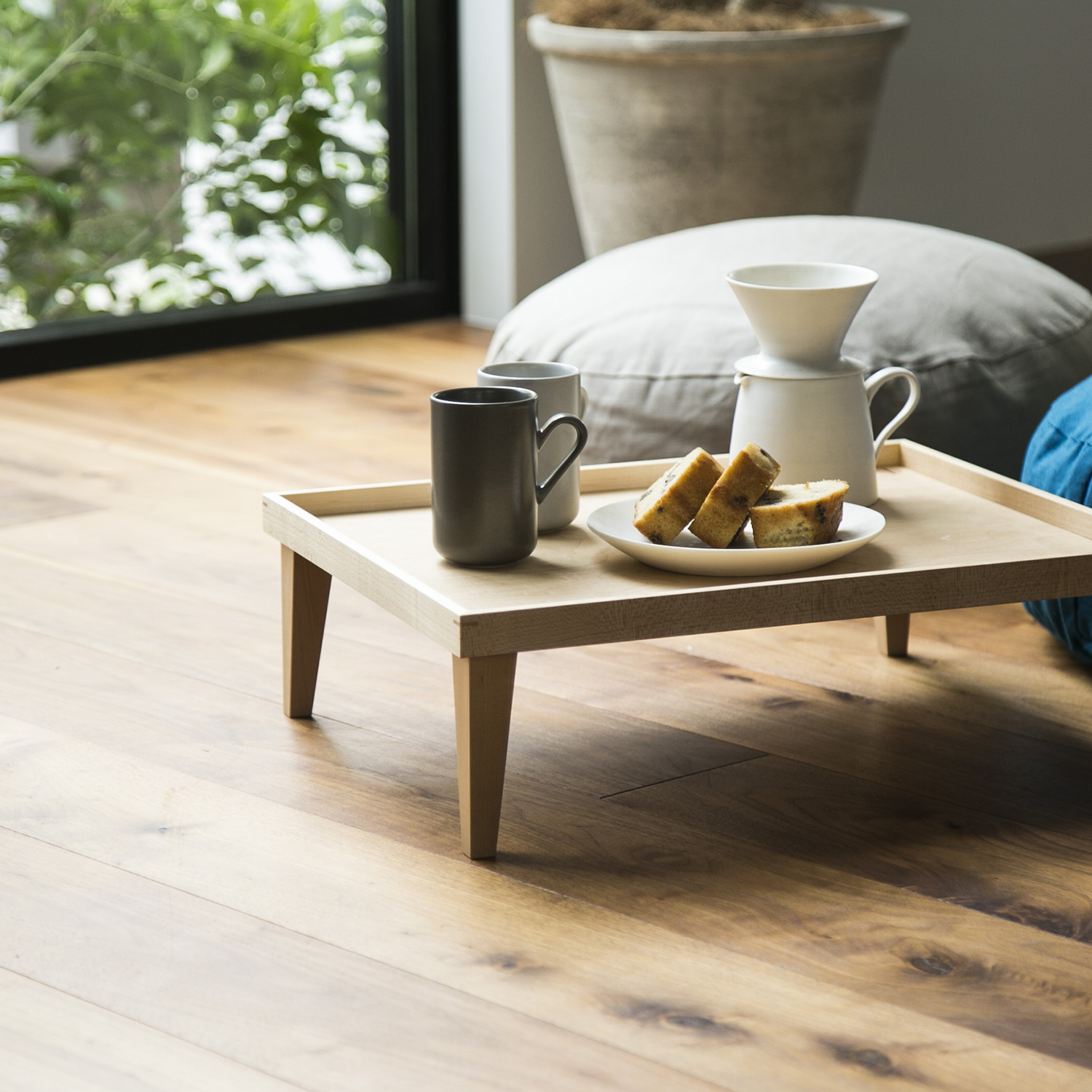 cosine/お月見トレー ウォルナット -床に近い暮らしに、居場所を作る