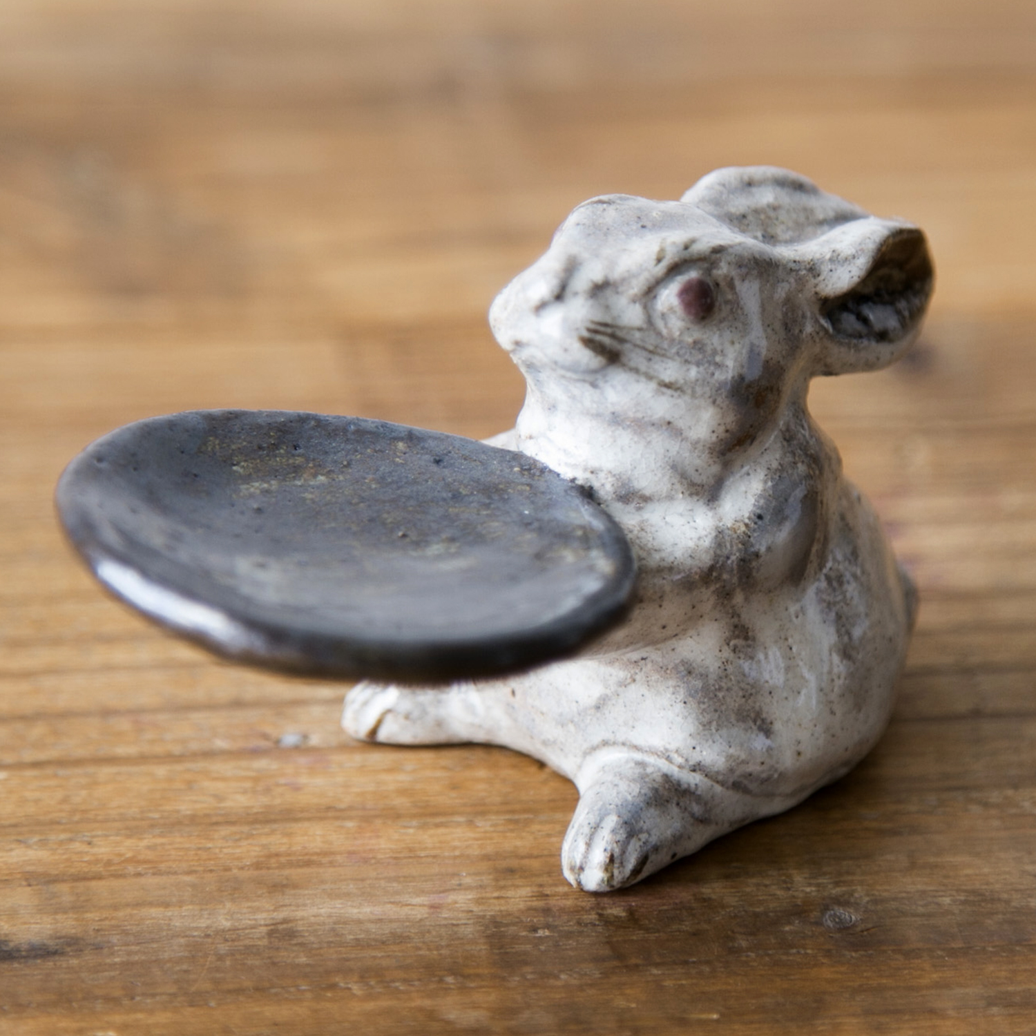 小杉窯/「どーぞ」のウサギ -つぶらな瞳で見上げて、「どーぞ」と