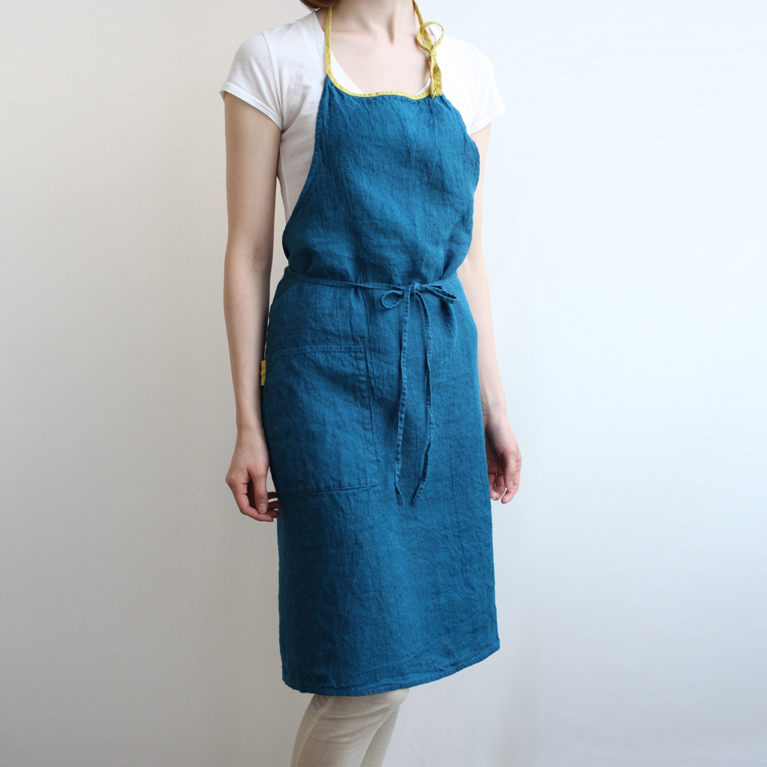 Lino e Lina/ミラ フルエプロン -首元カーブで身体に沿う、リネンの