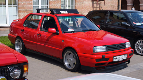 Немецкий флаг в значке Volkswagen — Volkswagen Vento, 1,8 л, 1996