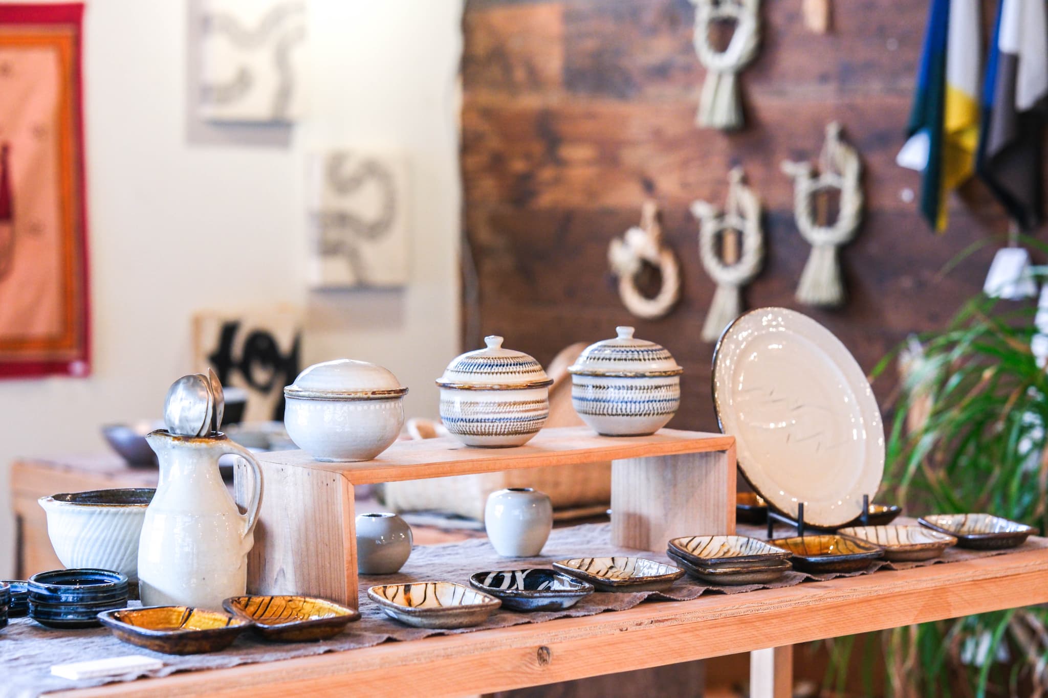 OGINNA」（オジーナ）器を中心とした、さまざまな民藝にふれられるお店