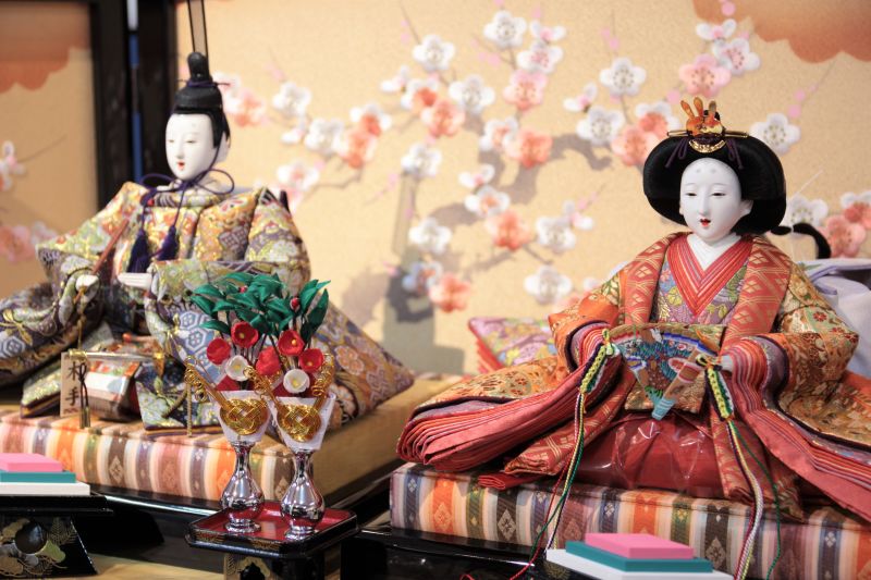 桐塑胡粉仕上げ（とうそごふんしあげ）の雛人形です。味岡映水作