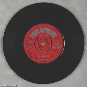 ビートルズ4人が発売翌日に書いたサイン入り「Love Me Do」UK