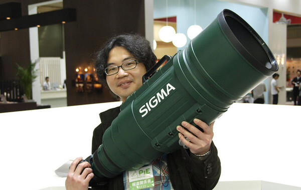 ASCII.jp：まるでバズーカ砲！ シグマが重量15.7kg 定価250万円の超
