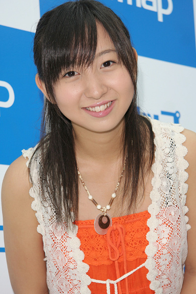 ASCII.jp：“花もほころぶ”人気女子高生、飯田里穂がセブ島で弾ける!! (1/2)