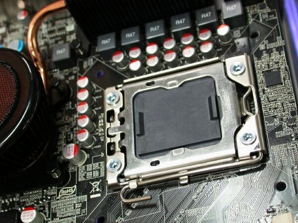 ASCII.jp：「Core i7」用!? LGA 1366対応のFoxconn製マザーの展示開始