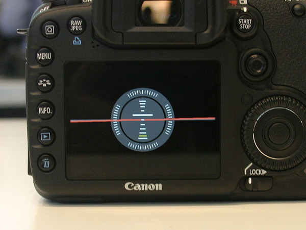 ASCII.jp：キヤノンがAPS-C最上位機種「EOS 7D」を発表