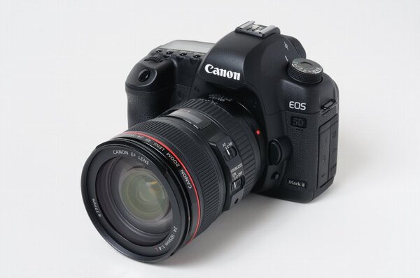 ASCII.jp：この画質ならバーゲンプライス──「EOS 5D Mark II」 (1/4)