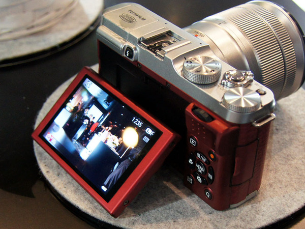 ASCII.jp：世界最速AF搭載！ 富士フイルムのミラーレス一眼「X-E2」