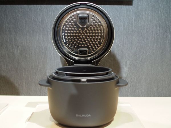 ASCII.jp：むっちりごはんがウマし! バルミューダの炊飯器は“新しい電気釜”