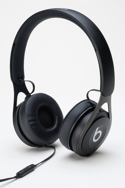 ASCII.jp：ひっそり発売された1万円ヘッドフォン「Beats EP」レビュー