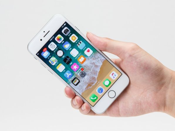 実機レビュー】iPhone 8シリーズのワイヤレス充電を試した：石川温氏