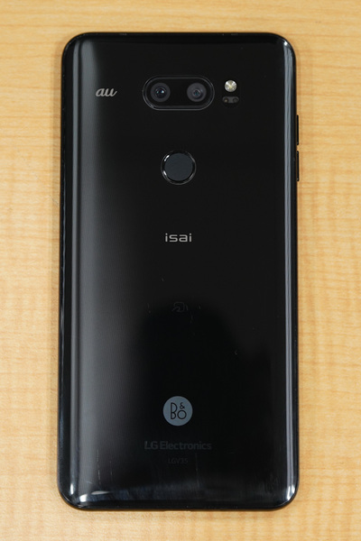 ASCII.jp：au「isai V30+」は高級感とタフネスを両立させたボディーが