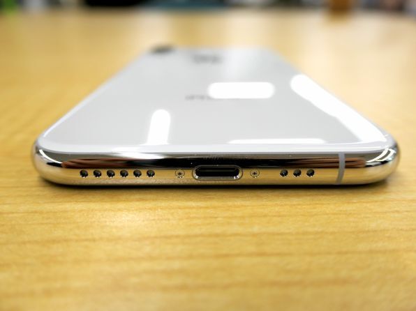 ASCII.jp：iPhone XS／XS Maxを開封ゥ～！ ゴールドがよい感じ！ (1/2)