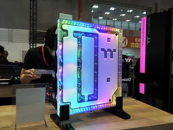 ASCII.jp：筐体がタンク＋ポンプを兼ねるド派手な水冷専用PCケース