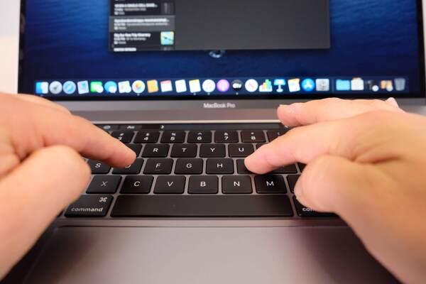 ASCII.jp：アップル16インチ「MacBook Pro」キーボードが極楽に (1/3)