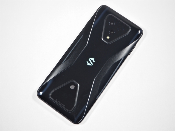 ASCII.jp：高性能でお買い得なゲーミングスマートフォン「Black Shark