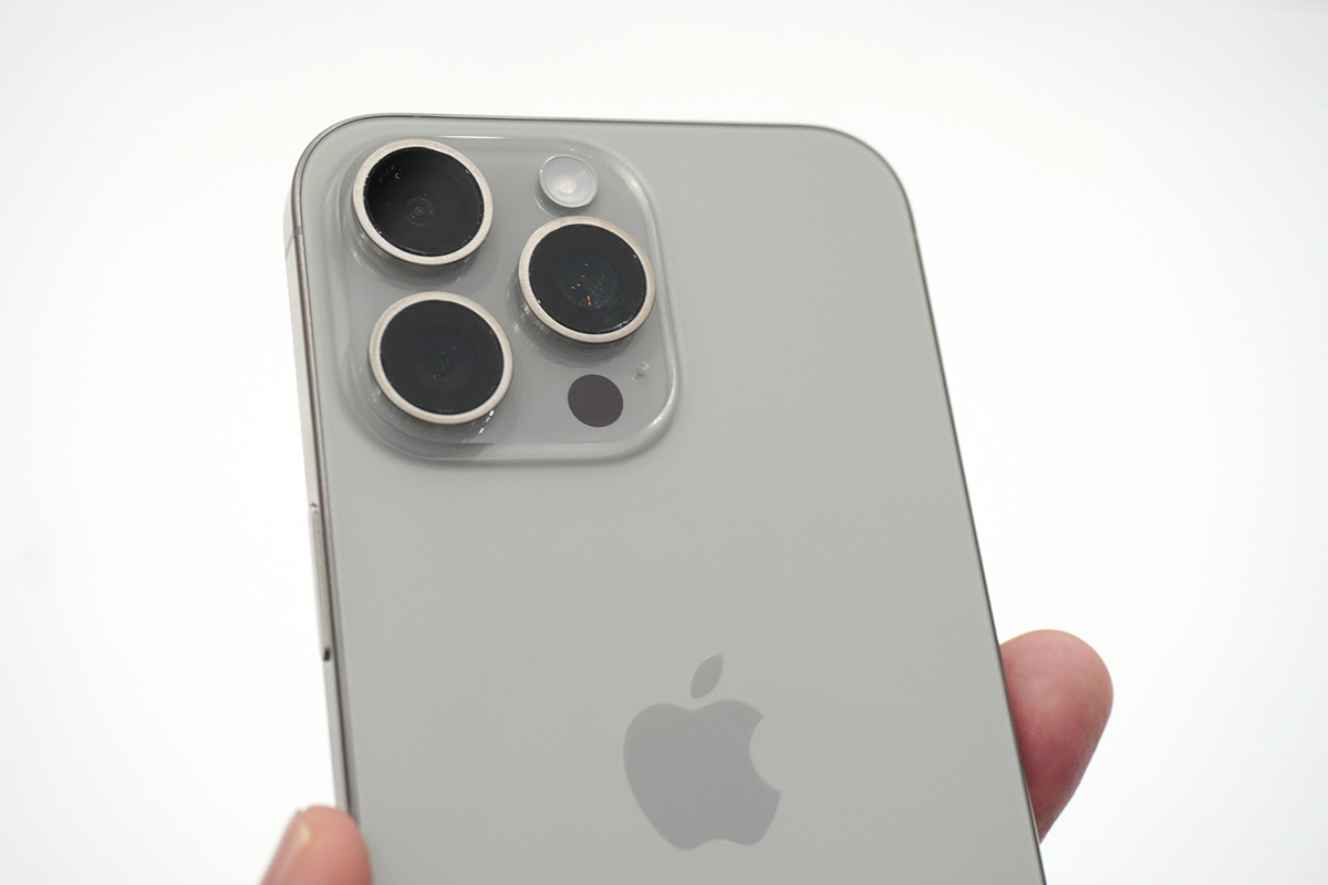 アップル「iPhone 15 Pro」チタン筐体が美しい！【現地レポ】 - 週刊