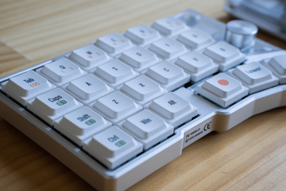 Cornix LPレビュー｜理想のタイピング環境は「完全ワイヤレス×分割」で