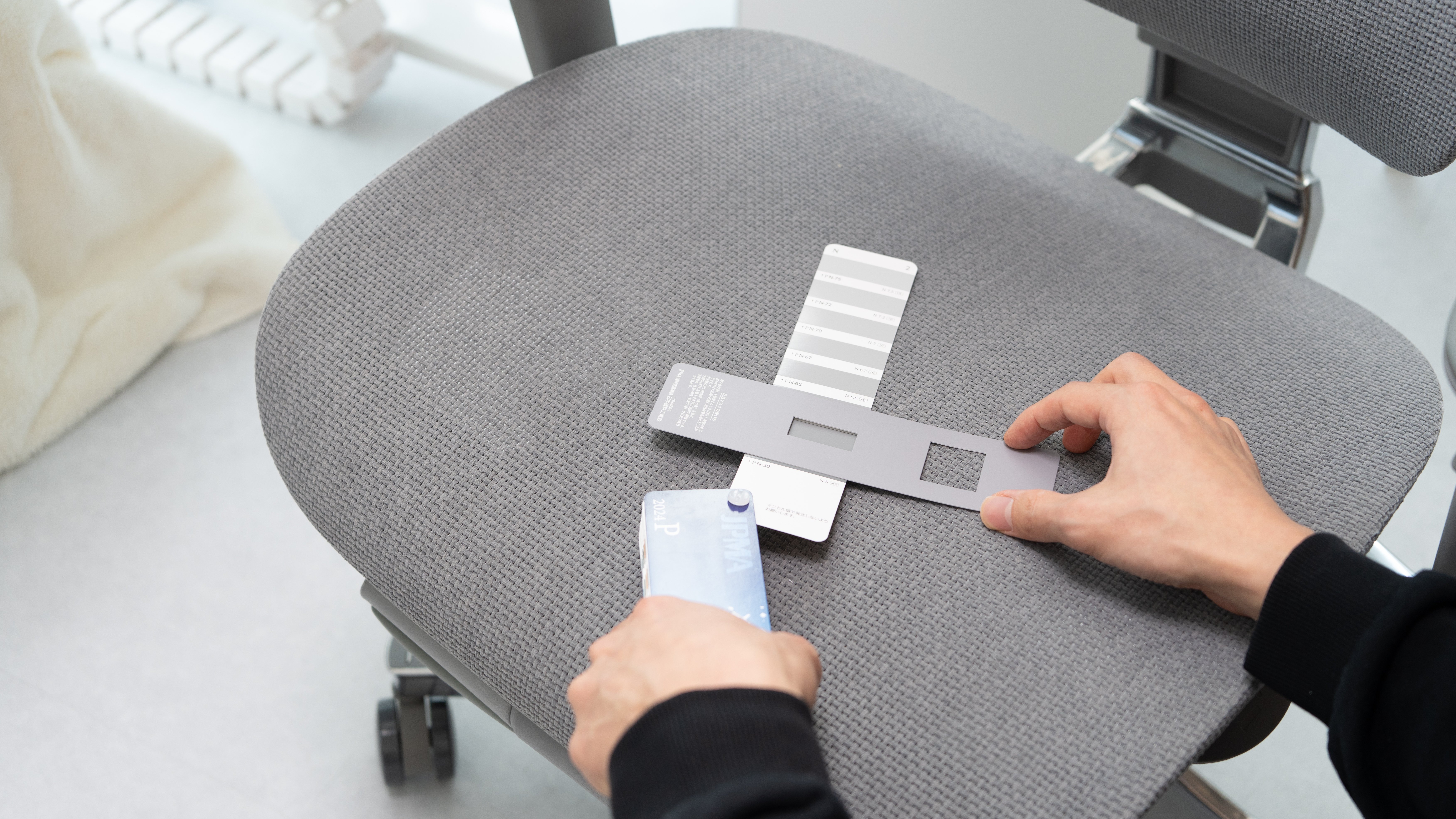 写真で見る『FlexiSpot C7 Morpher グレー』の色味。「理想の白デスク