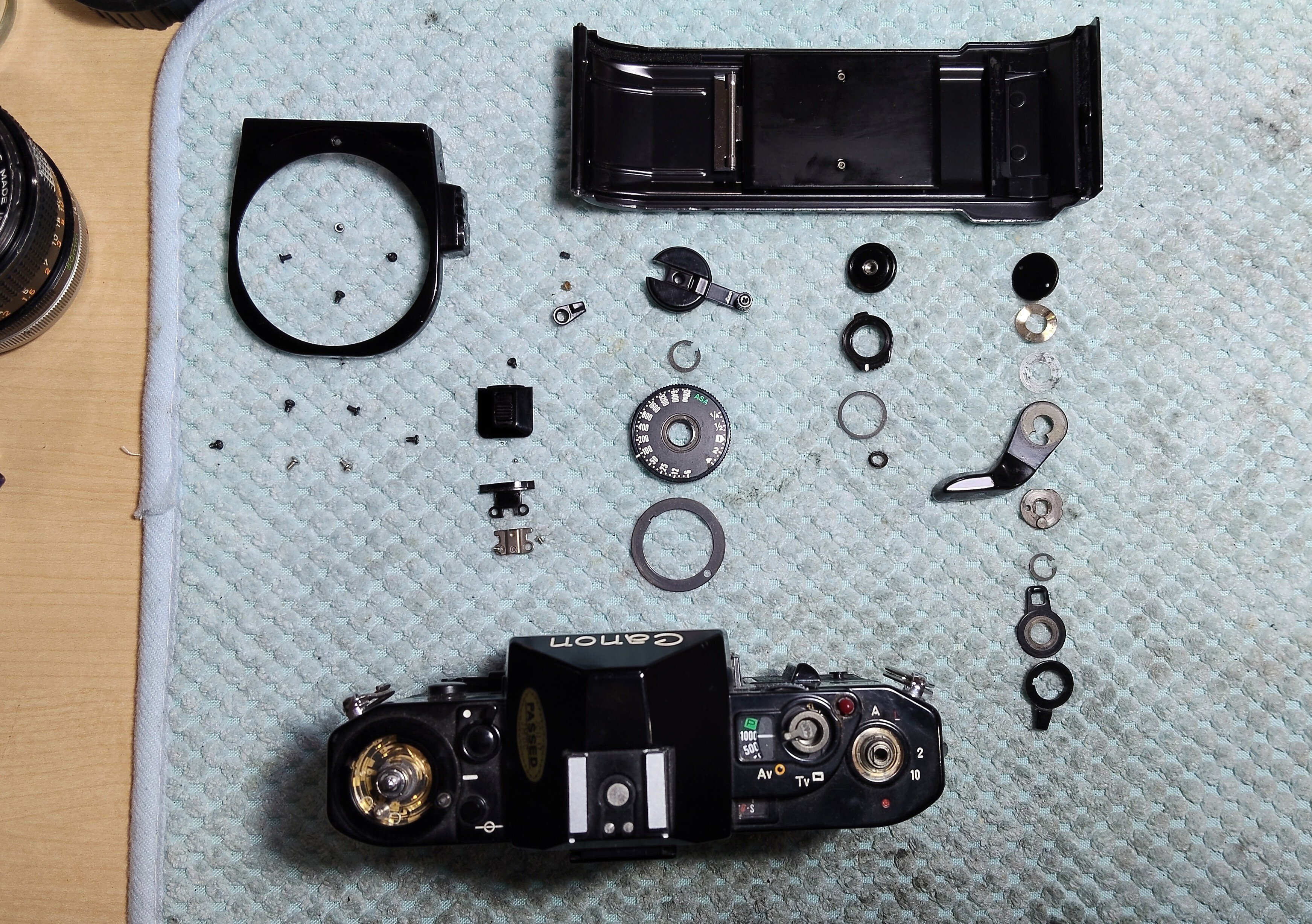 Canon A-1の分解｜フィルムカメラ修理のアクアカメラ