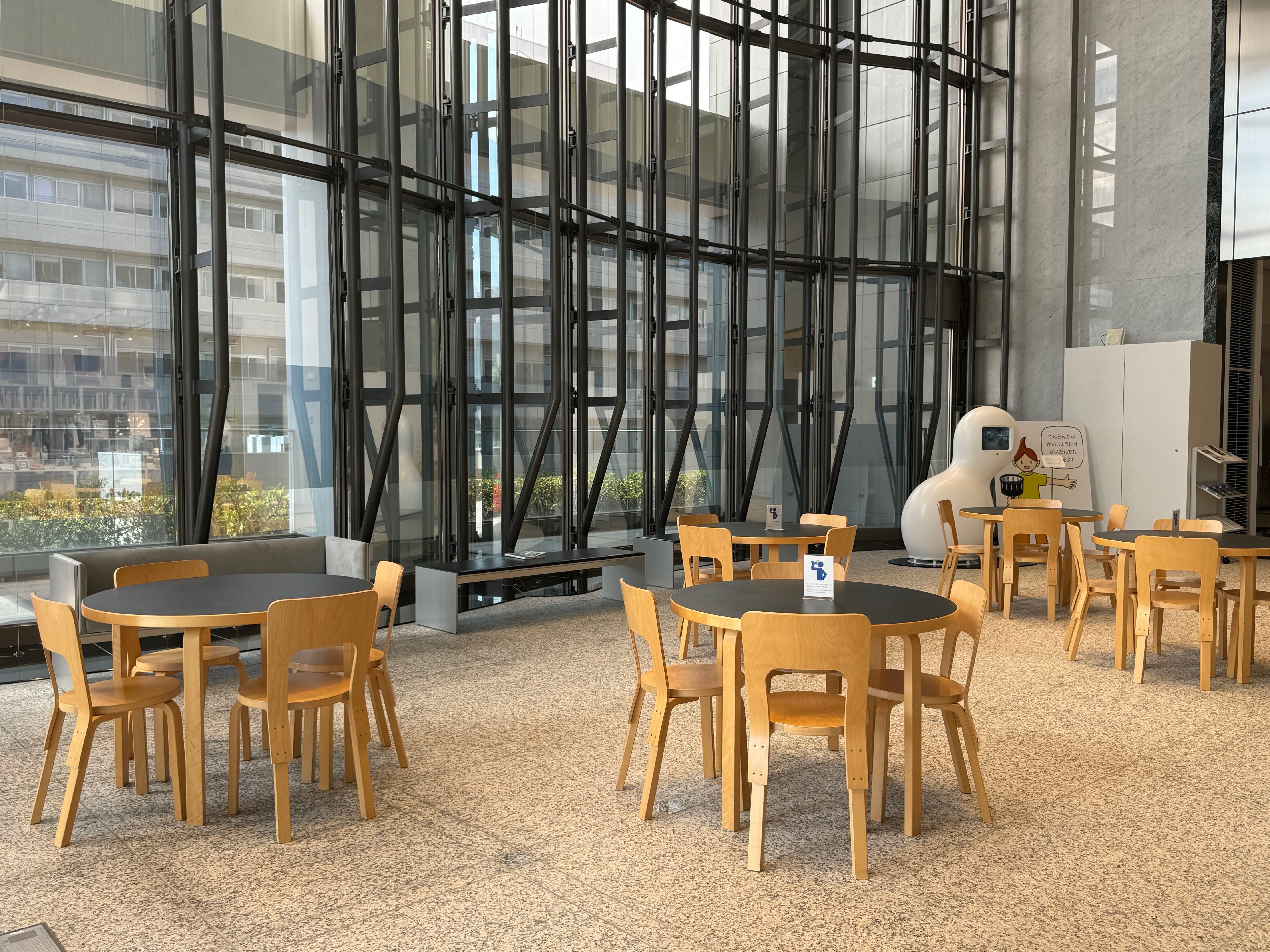 ○美術館の名作椅子#17○東京都写真美術館｜mata