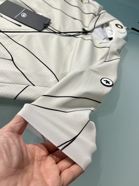 密かにアップデートされた袖のフィット感。ロングライドの定番ジャージ