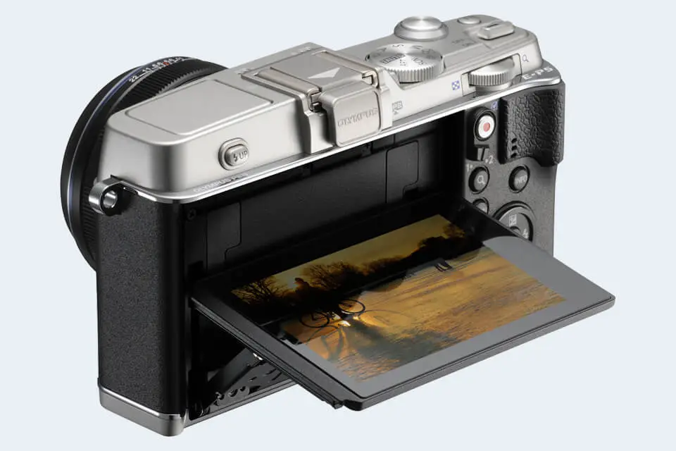 Olympus E-P5: does it have a selfie screen?