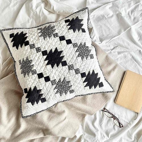 タペストリーにもなる♪パッチワークキルトのクッションカバー＊かな